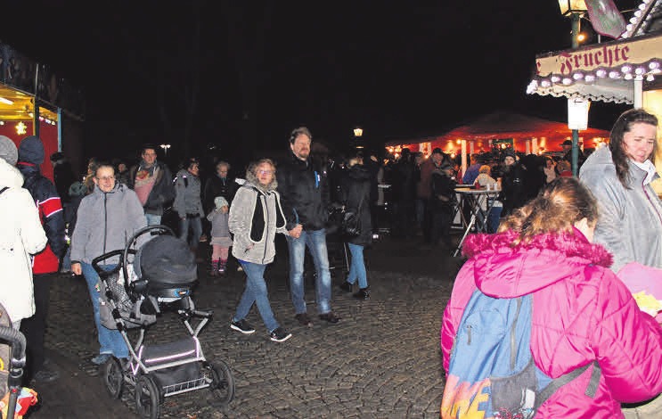 Trotz des Regenwetters war auf dem Weihnachtsmarkt viel los. Trotz des Regenwetters war auf dem Weihnachtsmarkt viel los.