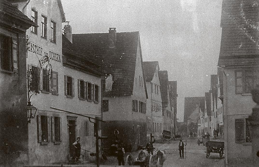 Die Albrecht-Wirt-Straße, wie sie irgendwann vor dem Jahr 1907 aussah. Bild: „Ergazenger Heimatkreis“/ Repro: RainerMozer Die Albrecht-Wirt-Straße, wie sie irgendwann vor dem Jahr 1907 aussah. Bild: „Ergazenger Heimatkreis“/ Repro: RainerMozer
