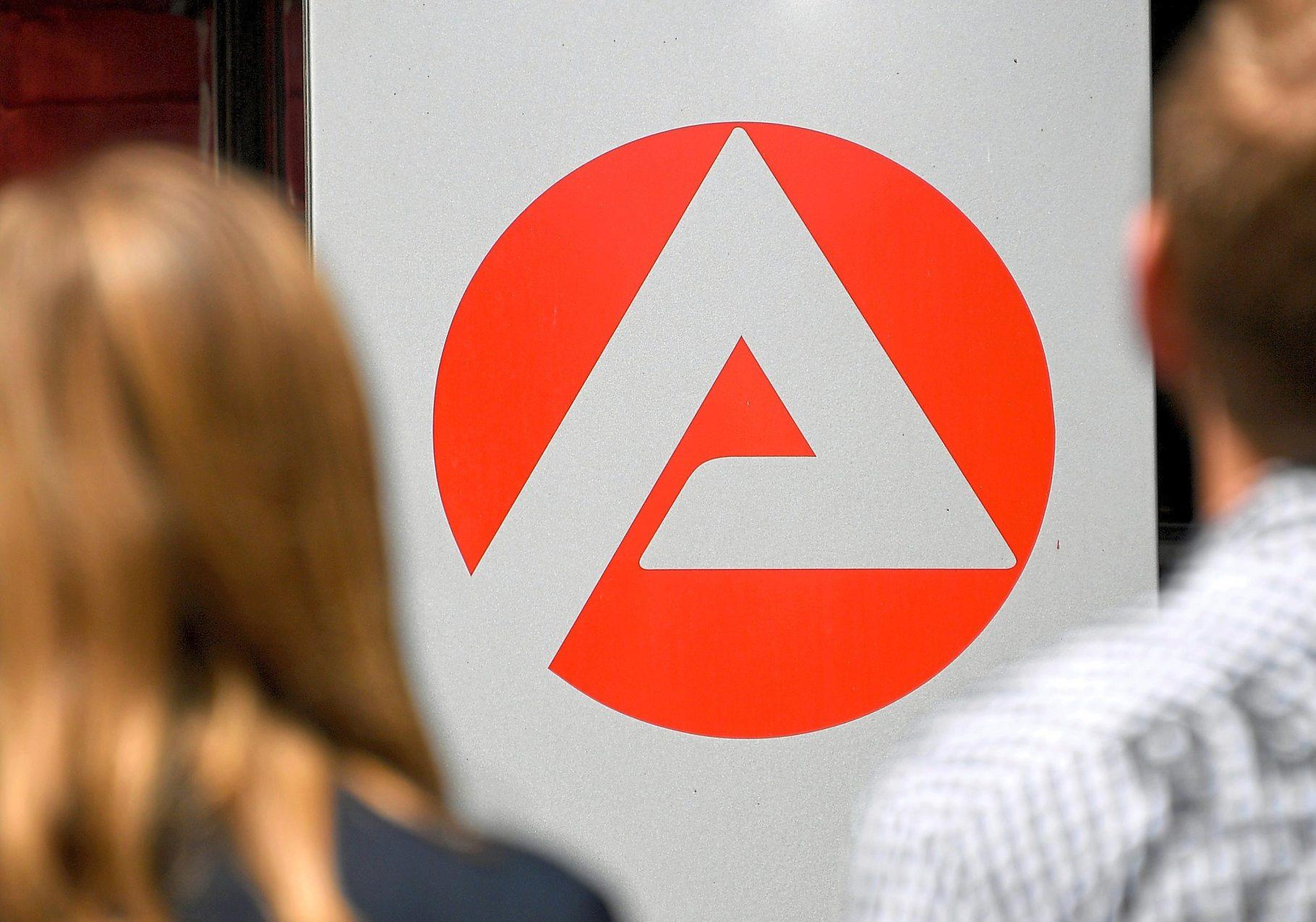 Wer eine Ausbildung machen will, aber nur Absagen auf seine Bewerbung erhält, kann sich an die Berufsberatung der Agentur für Arbeit wenden. Foto: Rehder/dpa Wer eine Ausbildung machen will, aber nur Absagen auf seine Bewerbung erhält, kann sich an die Berufsberatung der Agentur für Arbeit wenden. Foto: Rehder/dpa