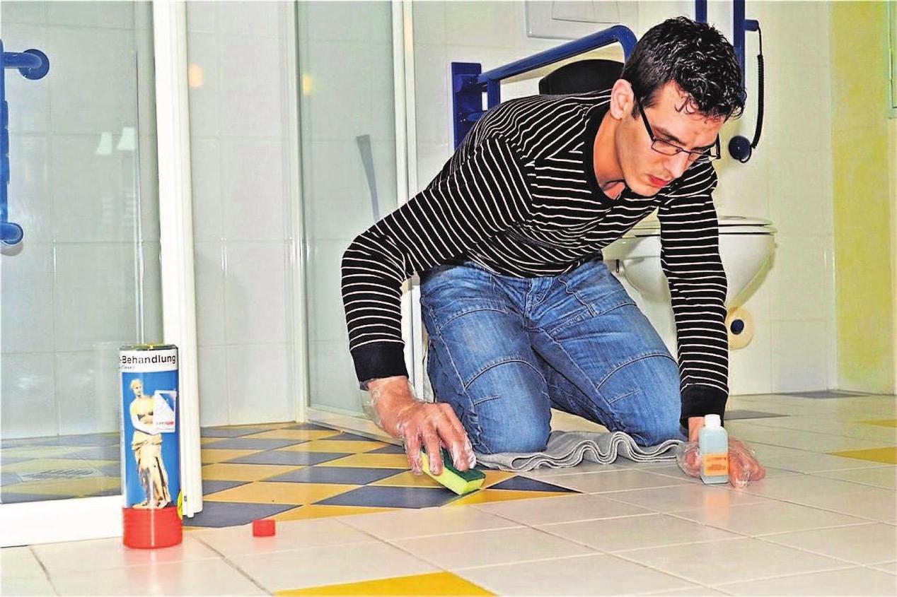 Durch die Anti-Rutsch-Behandlung werden Bodenfliesen, Dusch- und Badewannen trittsicher gemacht und die Gefahr von Unfällen im Haushalt deutlich gebannt. Foto: djd/supergrip Durch die Anti-Rutsch-Behandlung werden Bodenfliesen, Dusch- und Badewannen trittsicher gemacht und die Gefahr von Unfällen im Haushalt deutlich gebannt. Foto: djd/supergrip
