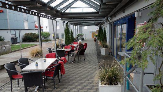 Einkaufen, Kaffeetrinken, Essen gehen, im neuen Stadtteiltreff Bekannte treffen – das Angebot im Einkaufszentrum Wanne ist vielseitig. (Bilder: TF R-T mbH/Uhland2) Einkaufen, Kaffeetrinken, Essen gehen, im neuen Stadtteiltreff Bekannte treffen – das Angebot im Einkaufszentrum Wanne ist vielseitig. (Bilder: TF R-T mbH/Uhland2)