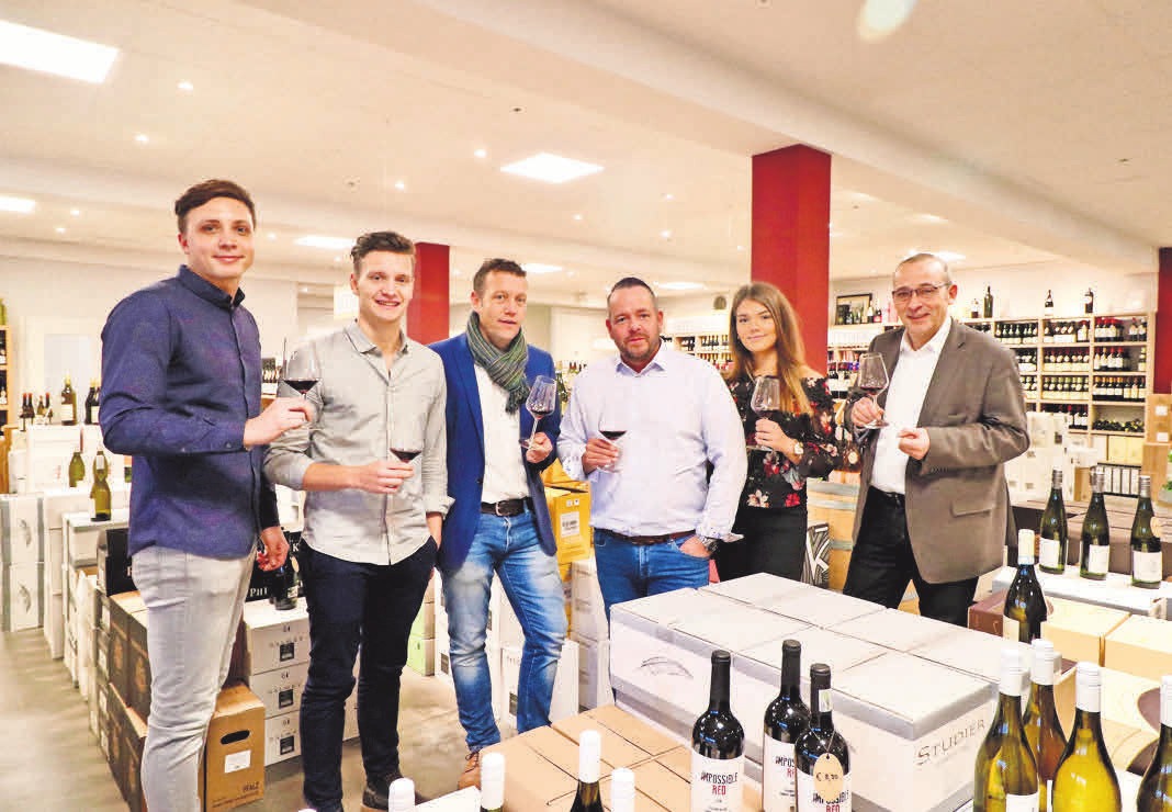 An den Adventssamstagen lädt das Team der Winzerwelt zu Glühwein und Bratwurst – und zum Probieren von Wein und Champagner ein. An den Adventssamstagen lädt das Team der Winzerwelt zu Glühwein und Bratwurst – und zum Probieren von Wein und Champagner ein.