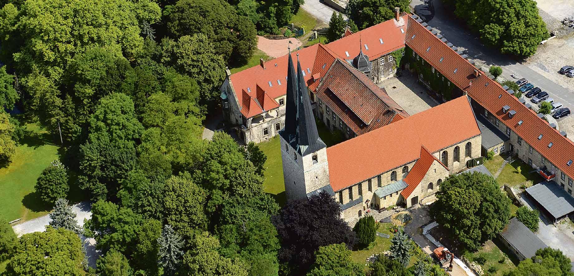 Das Privatgymnasium Hadmersleben mit angeschlossenem Internat liegt eingebettet in das altehrwürdige Kloster mit weitläufigem Park. Foto: Internatsschule Hadmersleben Das Privatgymnasium Hadmersleben mit angeschlossenem Internat liegt eingebettet in das altehrwürdige Kloster mit weitläufigem Park. Foto: Internatsschule Hadmersleben