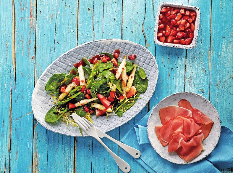 Raffinierte Kombination mit Katenschinken, Spargel und Erdbeeren: Der Salat überzeugt mit seiner Vielfalt an Aromen.