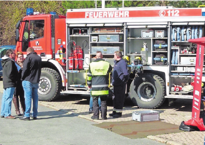 Auf dem Freigelände stellen sich die Rettungsdienste, so auch die Feuerwehr, vor und geben Einblicke. Auf dem Freigelände stellen sich die Rettungsdienste, so auch die Feuerwehr, vor und geben Einblicke.