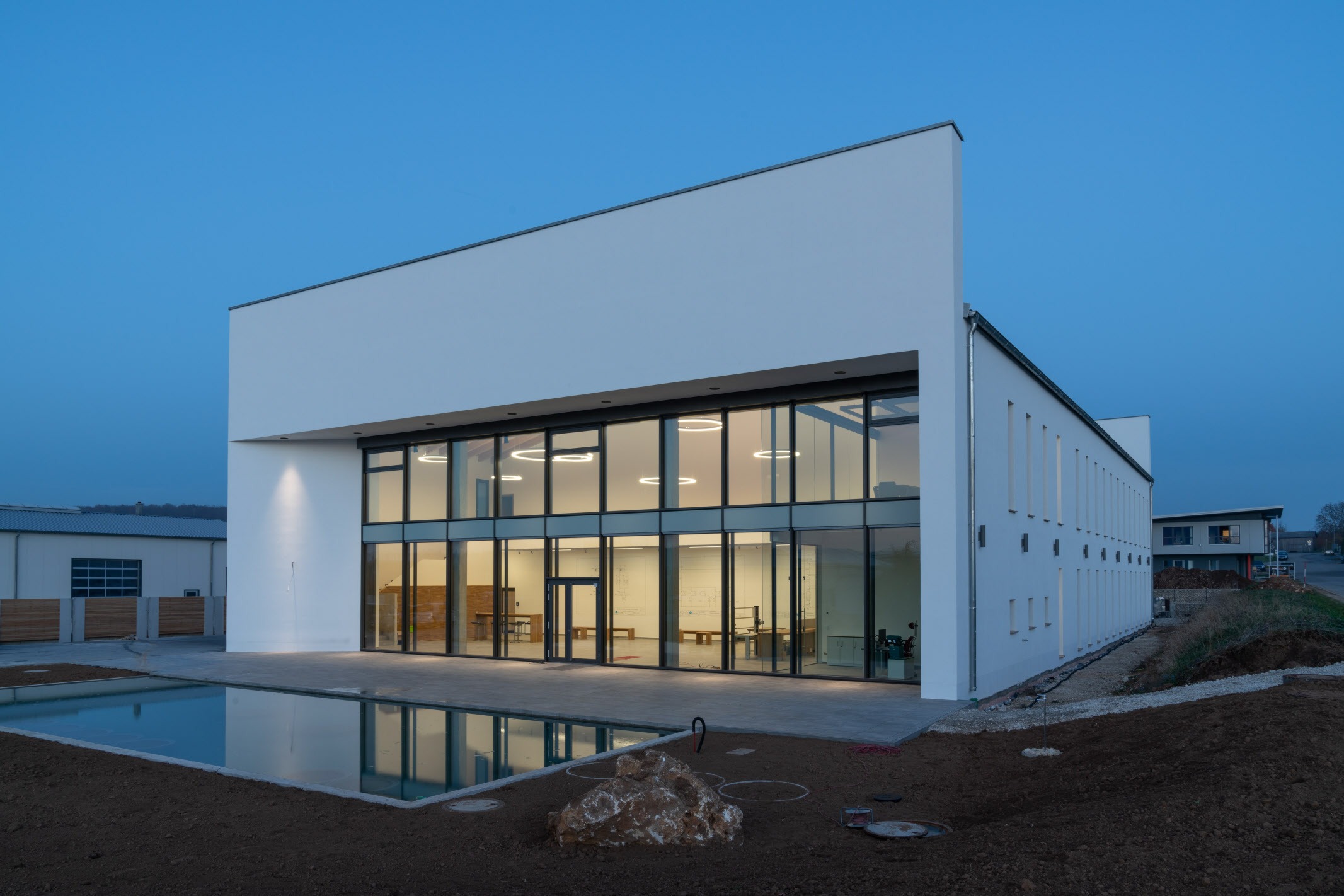 Das Schulungszentrum und Ausstellunggebäude ist in jeder Hinsicht ein perfekt gelungenes Projekt: sowohl für die Wachstums- und Entfaltungsmöglichkeiten des Unternehmens, als auch als Beispiel für nachhaltiges Bauen mit massiven Mauern im Bereich des Industriebaus. Foto: Architekturbüro Eckerle Das Schulungszentrum und Ausstellunggebäude ist in jeder Hinsicht ein perfekt gelungenes Projekt: sowohl für die Wachstums- und Entfaltungsmöglichkeiten des Unternehmens, als auch als Beispiel für nachhaltiges Bauen mit massiven Mauern im Bereich des Industriebaus. Foto: Architekturbüro Eckerle