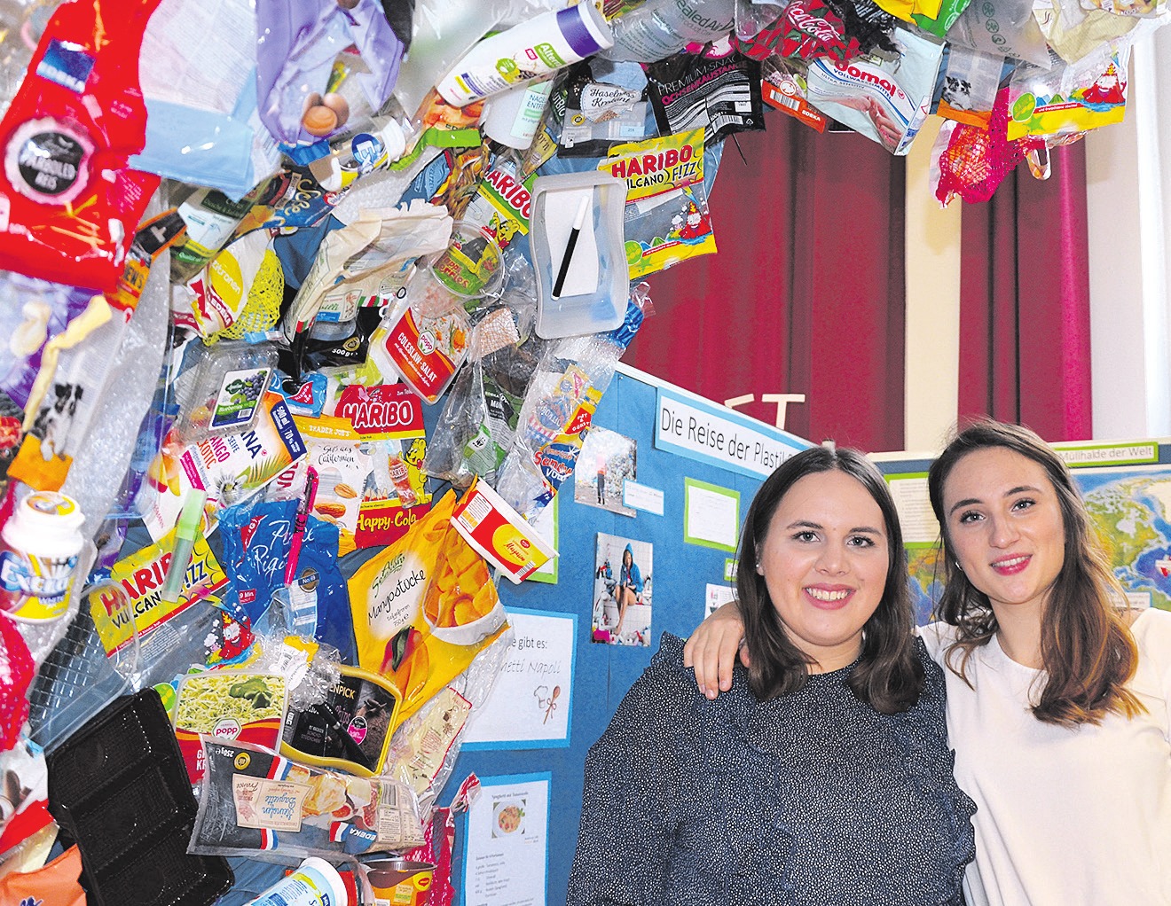 Die Meeresverschmutzung durch eine Plastikwelle verdeutlicht. Die Meeresverschmutzung durch eine Plastikwelle verdeutlicht.