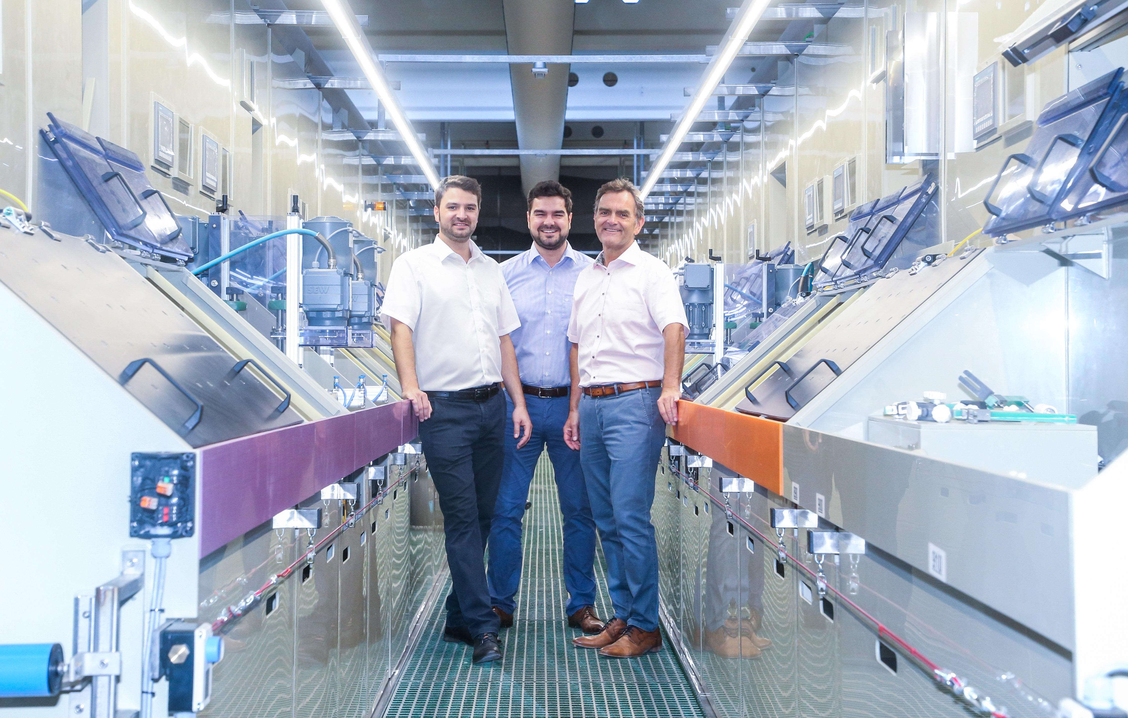 Die Firma IMO Oberflächentechnik ist in Königsbach erfolgreich aktiv: Firmenchef Bernd Müller mit den Söhnen Kay Müller und Armin Müller (von rechts). FOTO: MEYER