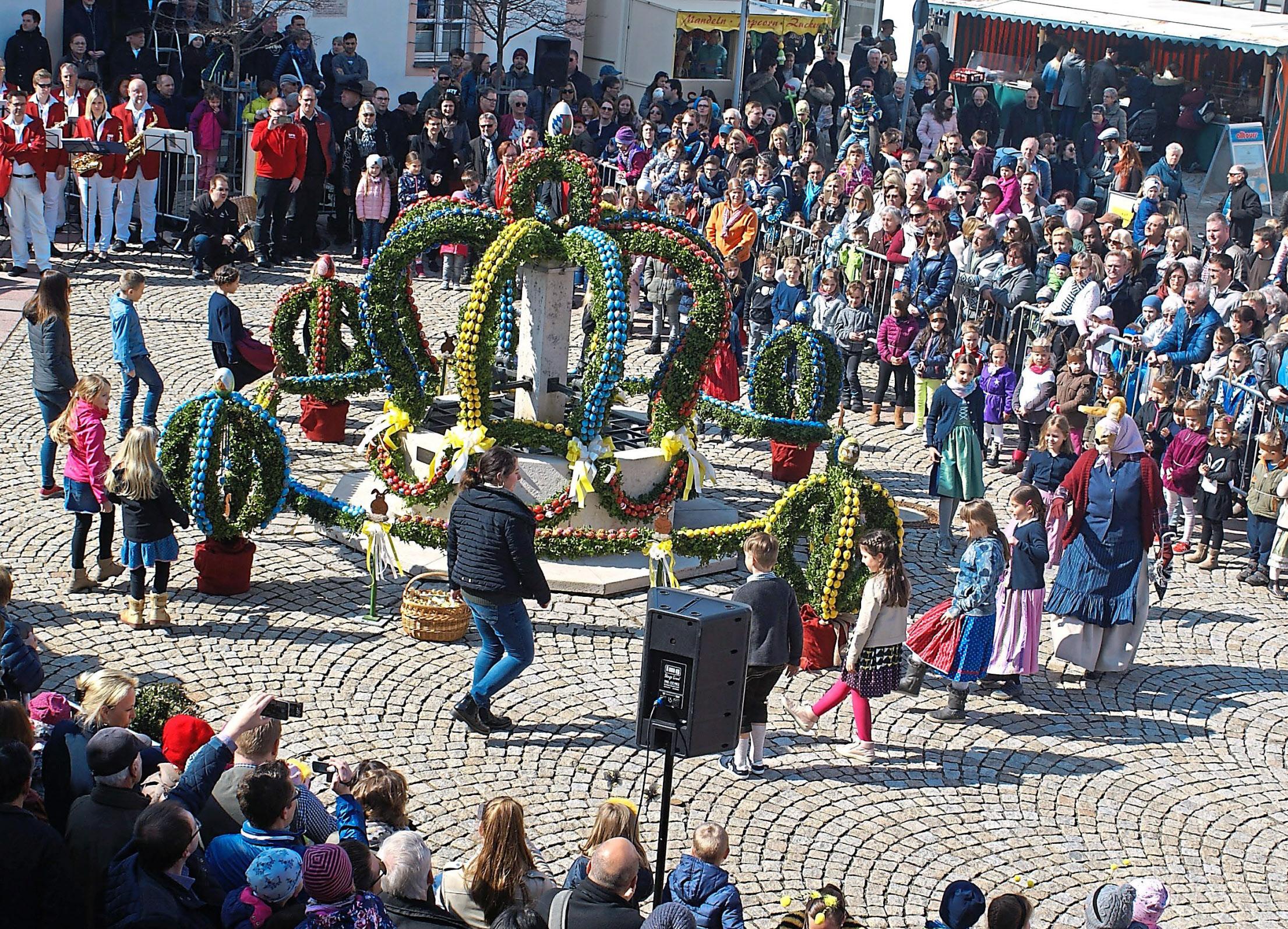 Das Schmücken des Osterbrunnens ist einer der Höhepunkte des Köschinger Frühlingsmarktes. Nach der Weihe des Brunnens führen die Kinder auf dem Marktplatz ihre Lieder und Tänze auf. Foto: Berger Das Schmücken des Osterbrunnens ist einer der Höhepunkte des Köschinger Frühlingsmarktes. Nach der Weihe des Brunnens führen die Kinder auf dem Marktplatz ihre Lieder und Tänze auf. Foto: Berger