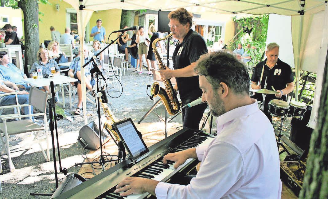 Auf der Bühne sorgte das Party-Jazztrio für tolle Stimmung. Foto: Siegmund Auf der Bühne sorgte das Party-Jazztrio für tolle Stimmung. Foto: Siegmund