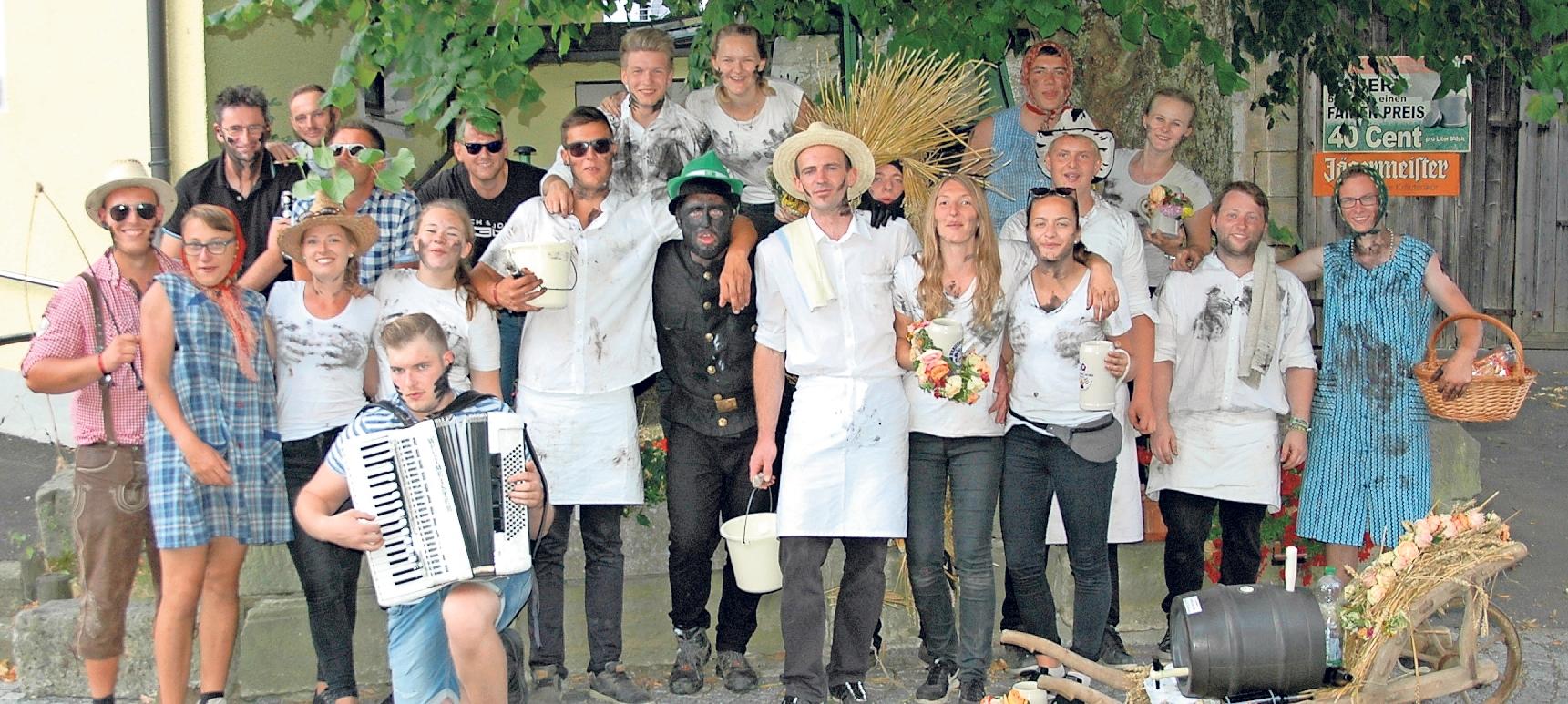 Die Plankenfelser Kerwaburschen und –madla laden zur Kerwa ein: Der Schornsteinfeger und die Friseure treiben am Kerwamontag in Plankenfels ihr Unwesen. Nicht nur Autofahrer können ein Lied davon singen, sondern auch alle Kerwabesucher, die ihnen – vor allem vor dem TSV-Sportheim – an diesem Tag über den Weg laufen. Fotos: Dieter Jenß Die Plankenfelser Kerwaburschen und –madla laden zur Kerwa ein: Der Schornsteinfeger und die Friseure treiben am Kerwamontag in Plankenfels ihr Unwesen. Nicht nur Autofahrer können ein Lied davon singen, sondern auch alle Kerwabesucher, die ihnen – vor allem vor dem TSV-Sportheim – an diesem Tag über den Weg laufen. Fotos: Dieter Jenß
