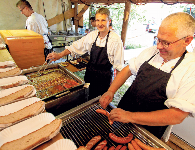 Damals wie heute: Essen ist wichtig. FOTO: BARBARA BRAIG Damals wie heute: Essen ist wichtig. FOTO: BARBARA BRAIG