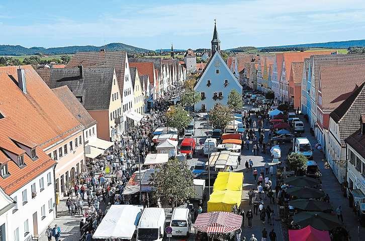 Einen Bummel durch die Budenreihen beim Michaelimarkt in Freystadt können die Besucher von 9 bis 18 Uhr ebenso genießen wie den Familieneinkauf von 12 bis 17 Uhr in den verkaufsoffenen Geschäften. Fotos: Josef Stur Einen Bummel durch die Budenreihen beim Michaelimarkt in Freystadt können die Besucher von 9 bis 18 Uhr ebenso genießen wie den Familieneinkauf von 12 bis 17 Uhr in den verkaufsoffenen Geschäften. Fotos: Josef Stur