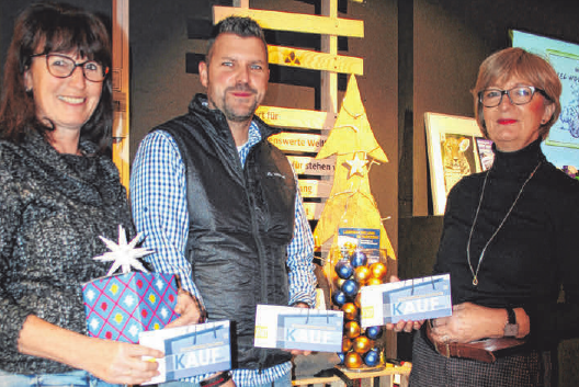 Ute Raible von Hobby Creativ, Jörg Sutter von Kohler-Gehring & VAUDE sowie Margarete Schulz von Wirkstoff nehmen neben vielen anderen Geschäften und Dienstleistern den PROTUT-Geschenkgutschein an. FOTO:FIL Ute Raible von Hobby Creativ, Jörg Sutter von Kohler-Gehring & VAUDE sowie Margarete Schulz von Wirkstoff nehmen neben vielen anderen Geschäften und Dienstleistern den PROTUT-Geschenkgutschein an. FOTO:FIL