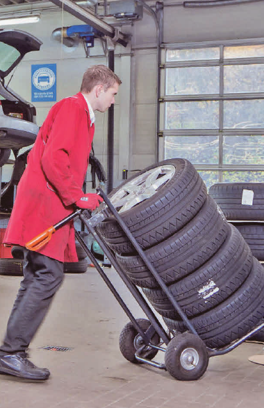 Sommerreifen verschleißen deutlich langsamer als Winterreifen. Foto: djd/Kfzgewerbe/ProMotor/T. Volz Sommerreifen verschleißen deutlich langsamer als Winterreifen. Foto: djd/Kfzgewerbe/ProMotor/T. Volz