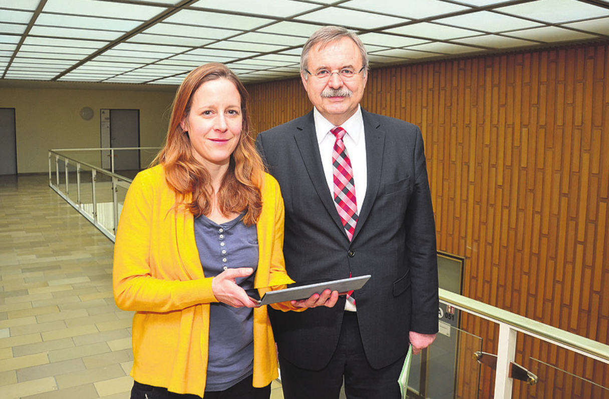 Stadträtin Monika Müller und der Leiter des Geschäftsbereiches Soziales und Gesundheit, Lothar Laubert, stellten die Pläne der Stadt Wolfsburg vor. Stadträtin Monika Müller und der Leiter des Geschäftsbereiches Soziales und Gesundheit, Lothar Laubert, stellten die Pläne der Stadt Wolfsburg vor.