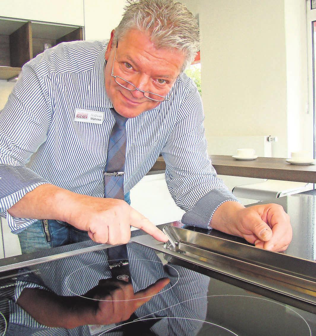 Fachberater Andreas Mahncke: „Gute Beratung ist alles, wenn es darum geht, eine Küche zu finden, die Funktionalität, Einrichtungsstil und Wohlgefühl miteinander verbindet. Fotos:Ostseeküchen/Bora Fachberater Andreas Mahncke: „Gute Beratung ist alles, wenn es darum geht, eine Küche zu finden, die Funktionalität, Einrichtungsstil und Wohlgefühl miteinander verbindet. Fotos:Ostseeküchen/Bora
