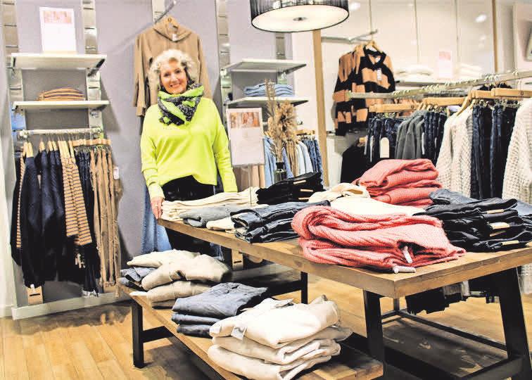 Fehling-Mode- beraterin Bettina Rohlfs berät die Dame gern bei der Auswahl des Winter-Outfits. Fehling-Mode- beraterin Bettina Rohlfs berät die Dame gern bei der Auswahl des Winter-Outfits.