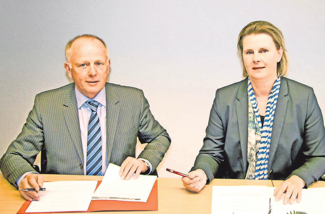 Hochschul-Rektorin Prof. Petra Maier und der Chef der Agentur für Arbeit in Stralsund Dr. Jürgen Radloff während der Unterzeichnung der Kooperationsvereinbarung. FOTO; CLAUDIA RAHN/ HOCHSCHULE STRALSUND Hochschul-Rektorin Prof. Petra Maier und der Chef der Agentur für Arbeit in Stralsund Dr. Jürgen Radloff während der Unterzeichnung der Kooperationsvereinbarung. FOTO; CLAUDIA RAHN/ HOCHSCHULE STRALSUND