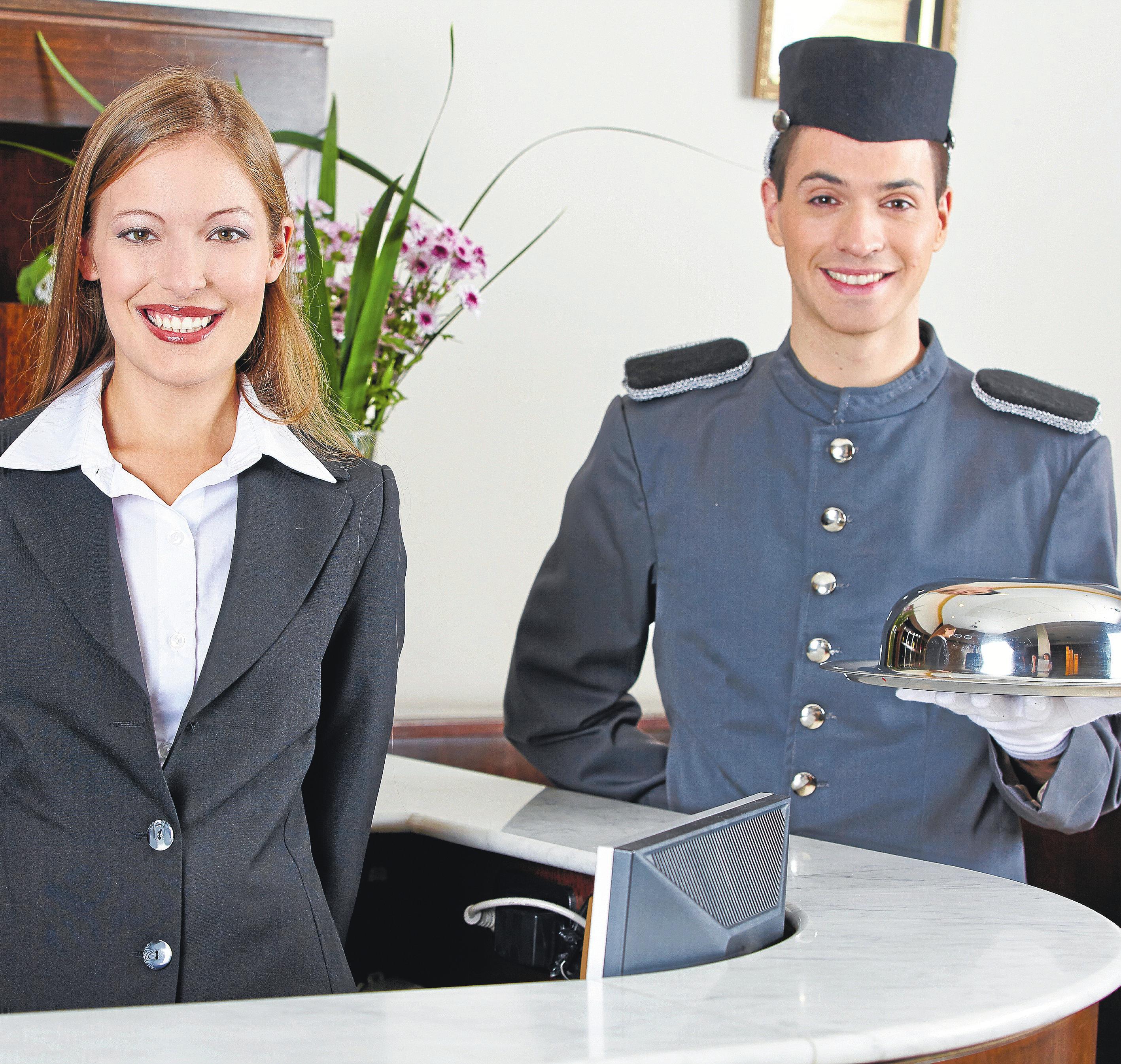 Hotelfachleute betreuen ihre Gäste von der Ankunft bis zur Abreise. © Fotolia