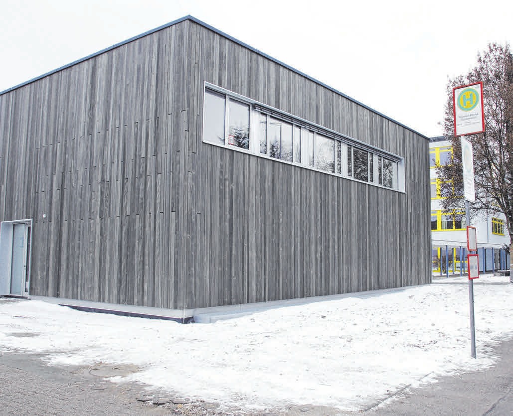 So zeigt sich die generalsanierte Turnhalle von der Friedrichstraße aus. 2,1 Millionen Euro wurden investiert, um sie auf den neuesten technischen und energetischen Stand zu bringen. So zeigt sich die generalsanierte Turnhalle von der Friedrichstraße aus. 2,1 Millionen Euro wurden investiert, um sie auf den neuesten technischen und energetischen Stand zu bringen.