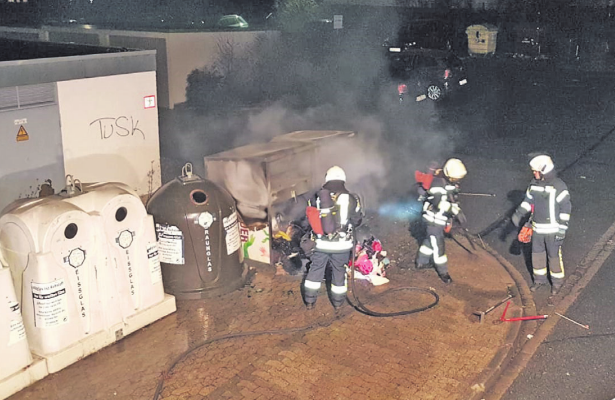 Die Ortsfeuerwehr Fallersleben löschte den Brand des Altkleidercontainers in der Georg-Friedrich-Händel-Straße in Fallersleben. Die Ortsfeuerwehr Fallersleben löschte den Brand des Altkleidercontainers in der Georg-Friedrich-Händel-Straße in Fallersleben.