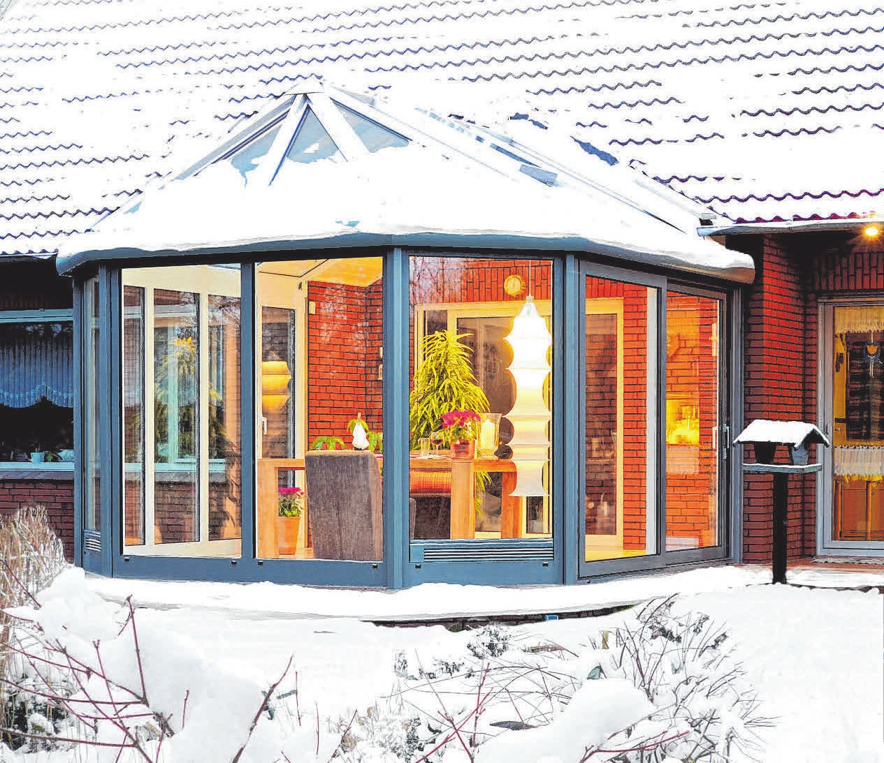 In der Weihnachtszeit verzaubert ein Weihnachtsbaum den gläsernen Anbau. FOTO: DJD/SONNE-AM-HAUS.DE In der Weihnachtszeit verzaubert ein Weihnachtsbaum den gläsernen Anbau. FOTO: DJD/SONNE-AM-HAUS.DE