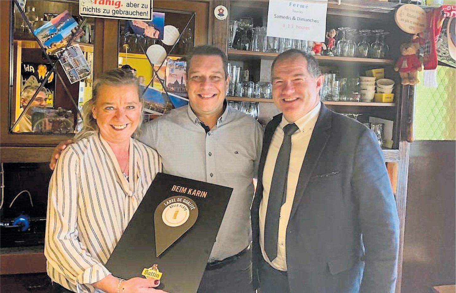 Pour le Café Beim Karin à Leudelange, on pose élégamment et avec son diplôme du label de qualité aux côtés des délégués commerciaux et formateurs de la Brasserie Nationale. Pour le Café Beim Karin à Leudelange, on pose élégamment et avec son diplôme du label de qualité aux côtés des délégués commerciaux et formateurs de la Brasserie Nationale.