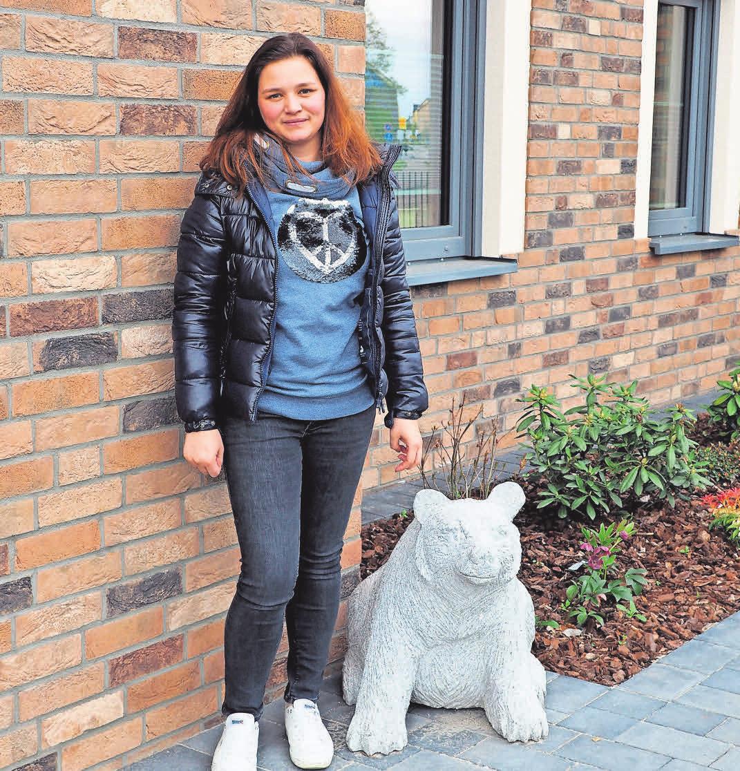 Liza Rampf von der Premnitzer Rampf Bau GmbH zeigt den gerade fertiggestellten Neubaukomplex inklusive tierischer Granitfiguren. Liza Rampf von der Premnitzer Rampf Bau GmbH zeigt den gerade fertiggestellten Neubaukomplex inklusive tierischer Granitfiguren.