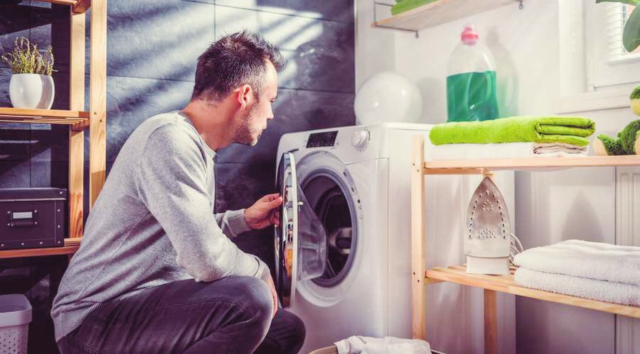 Oft sind Waschmaschinen größer, als es für einen Ein-Personen- Haushalt nötig wäre. Wer Strom sparen will, sollte deshalb warten, bis die Waschtrommel gut gefüllt ist.Foto: djd/BMWi/Shutterstock/Zivica Kerkez