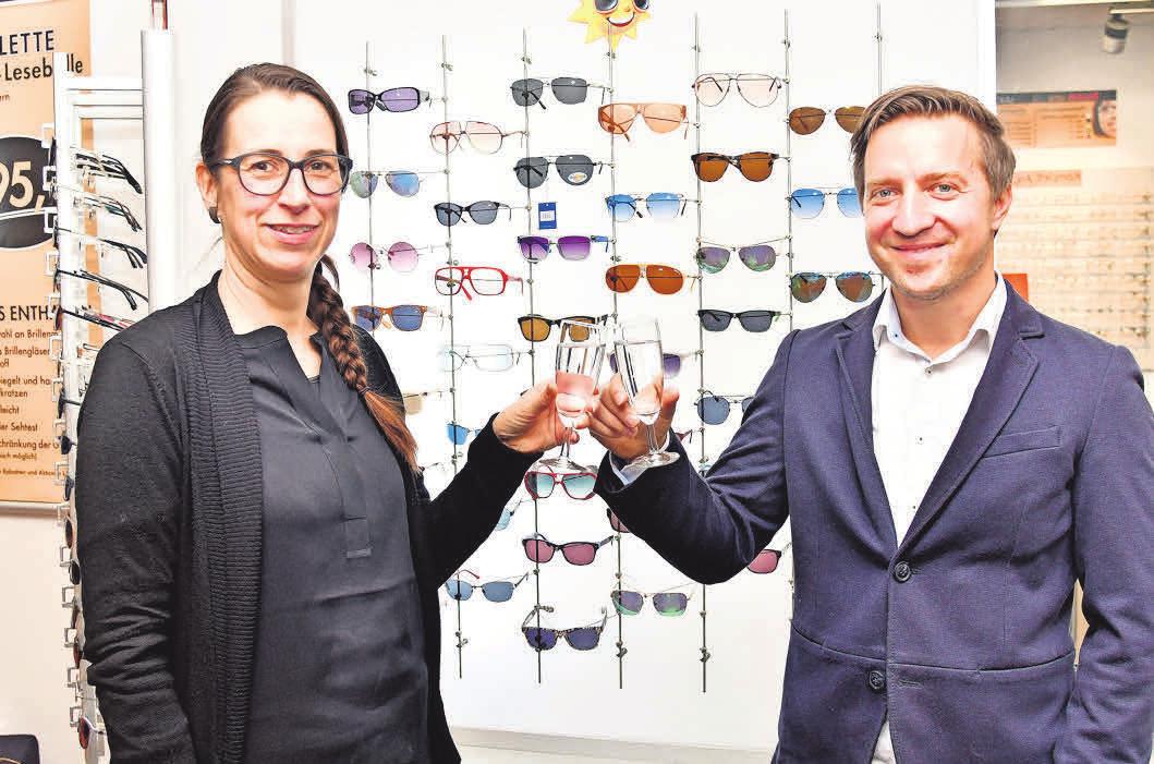 Kodak-Lens-Großkundenbetreuer Markus Schumm stößt mit Bettina Schrake auf ihr zehnjähriges Jubiläum an.