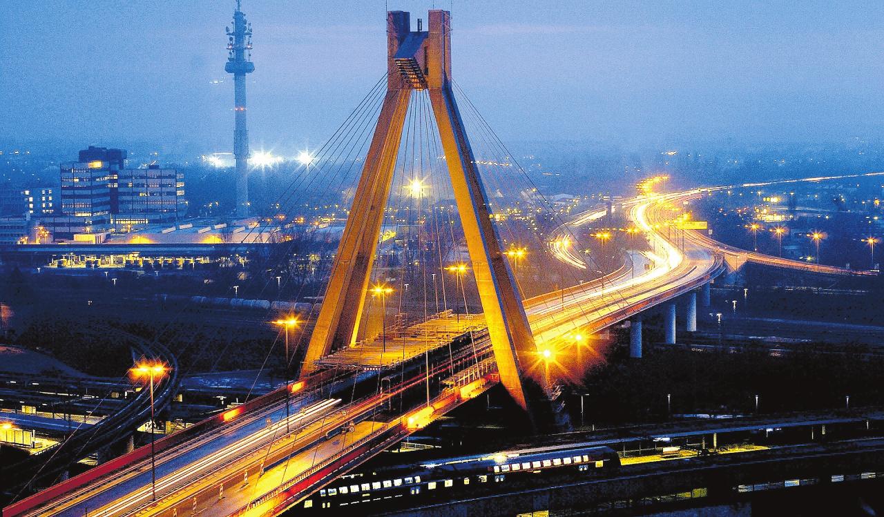 War einst ein nach ganz Europa strahlendes Projekt in Ludwigshafen: der Hauptbahnhof mit der legendären Pylonbrücke. ARCHIVFOTO: KUNZ War einst ein nach ganz Europa strahlendes Projekt in Ludwigshafen: der Hauptbahnhof mit der legendären Pylonbrücke. ARCHIVFOTO: KUNZ