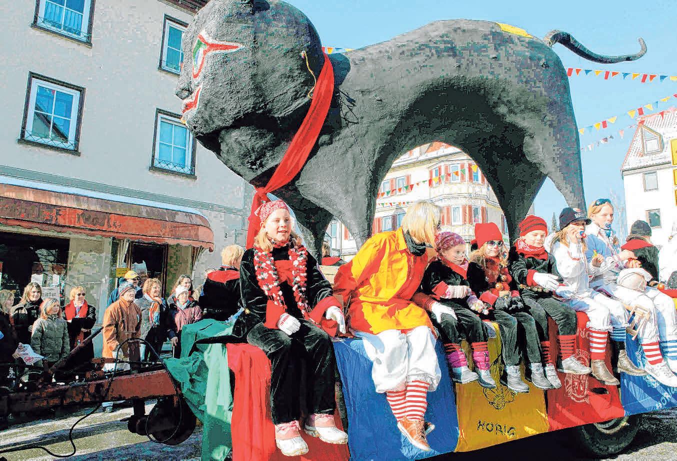 Die Gammertinger Narrenzunft Horig fährt bei ihrem Umzug am Fasnetsdienstag die Katz durch die Stadt. Rechts ein Hemedglonker. FOTOS: STUMPP/OBSER Die Gammertinger Narrenzunft Horig fährt bei ihrem Umzug am Fasnetsdienstag die Katz durch die Stadt. Rechts ein Hemedglonker. FOTOS: STUMPP/OBSER