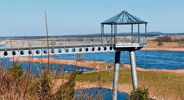 Von der Aussichtsplattform aus bietet sich ein weiter Blick über die Elbe bei Arneburg. Foto: Wolfgang Lippert Von der Aussichtsplattform aus bietet sich ein weiter Blick über die Elbe bei Arneburg. Foto: Wolfgang Lippert