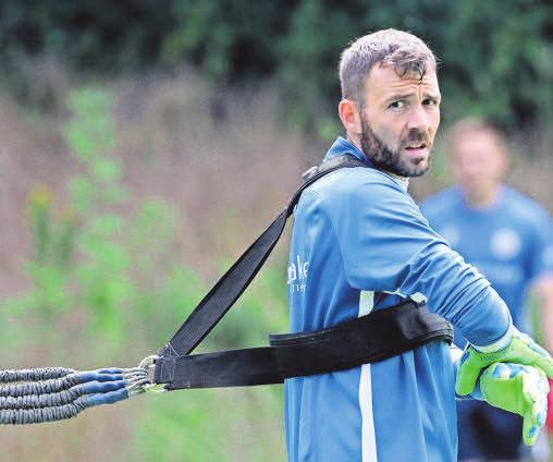 Voll eingespannt: Hansa-Keeper Markus Kolke beim Training unter erschwerten Bedingungen. Expandergummis bremsen ihn. Voll eingespannt: Hansa-Keeper Markus Kolke beim Training unter erschwerten Bedingungen. Expandergummis bremsen ihn.