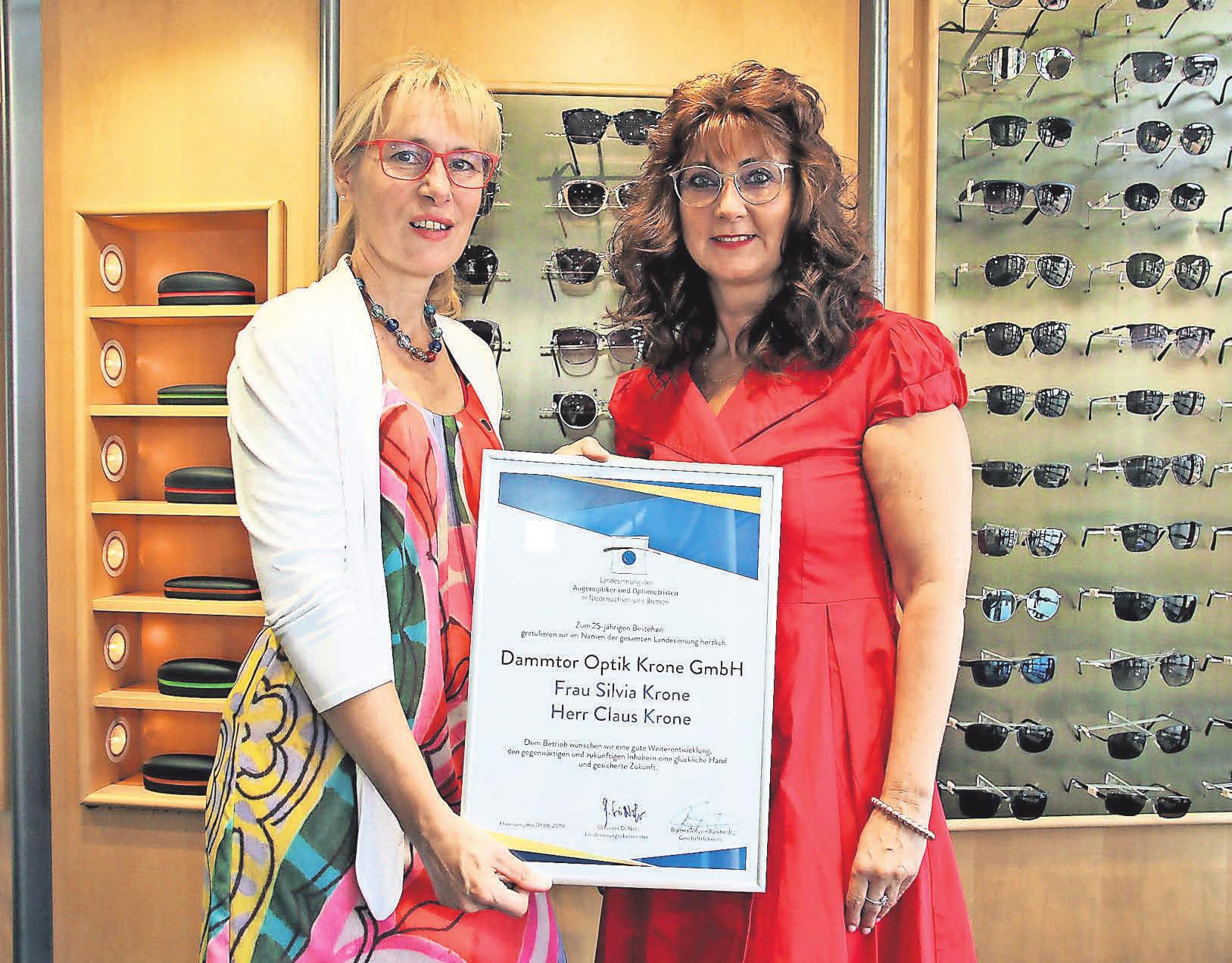 Silvia Krone (links) freut sich über die Auszeichnung der Innung durch Brigitte Franke. Silvia Krone (links) freut sich über die Auszeichnung der Innung durch Brigitte Franke.