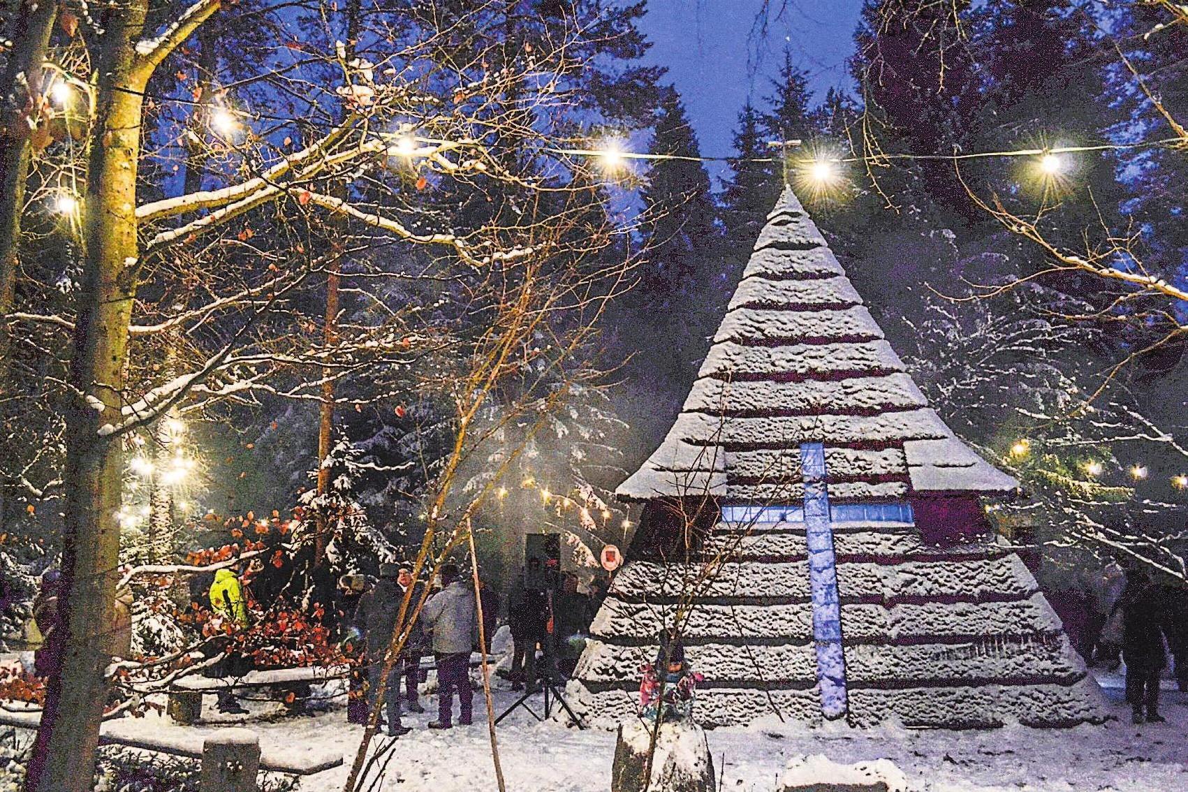 An der Kapelle am Liebensteiner Tor feiern Menschen aus Deutschland und Tschechien das Geheimnis der Weihnacht. An der Kapelle am Liebensteiner Tor feiern Menschen aus Deutschland und Tschechien das Geheimnis der Weihnacht.