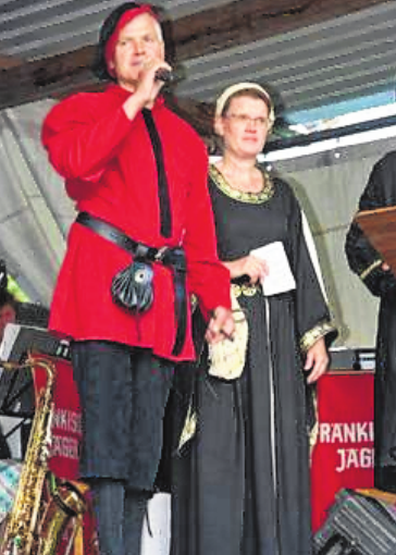 Der Truchseß und seine Frau übernehmen am Samstag die Schlüssel der Burg. FOTO: ALFRED GEHRING