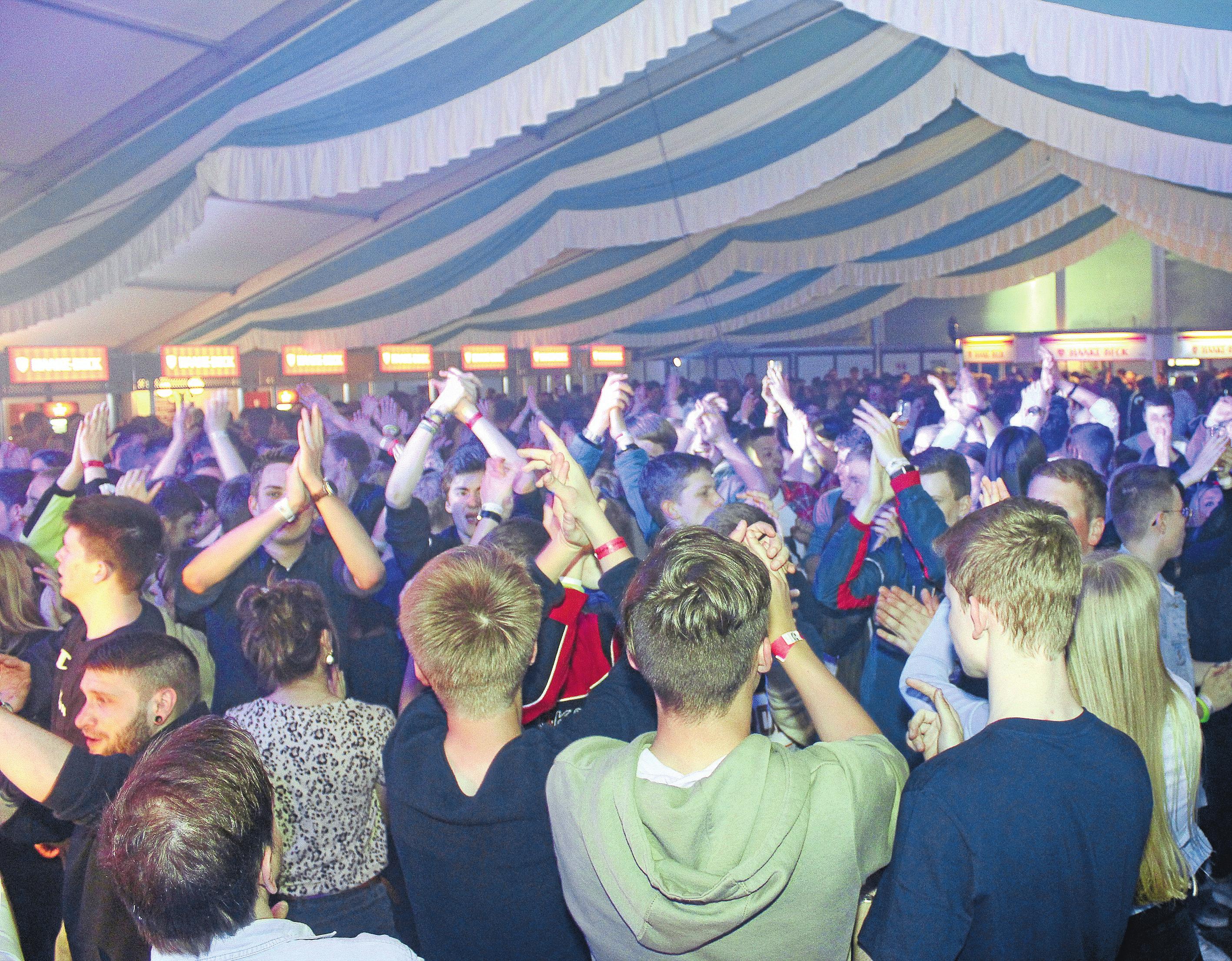 Stimmung im Festzelt: Am Samstagabend geht traditionell in Norddöllen-Astrup die Post ab.