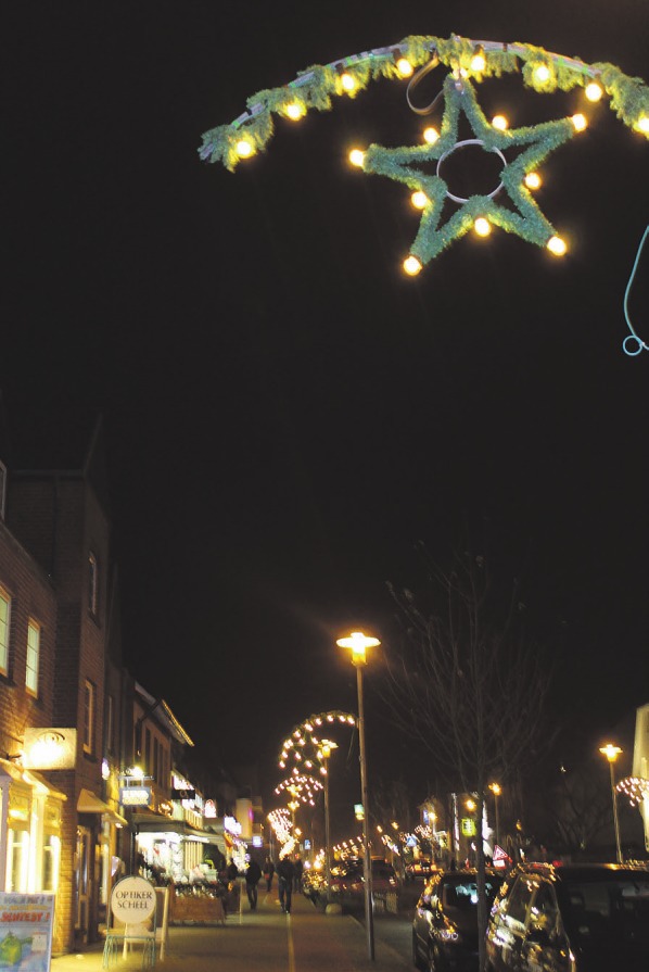 Leuchtende Sterne an den Straßenlaternen laden zu einem gemütlichen Bummel durch die Bargteheider Innenstadt ein Foto: cs