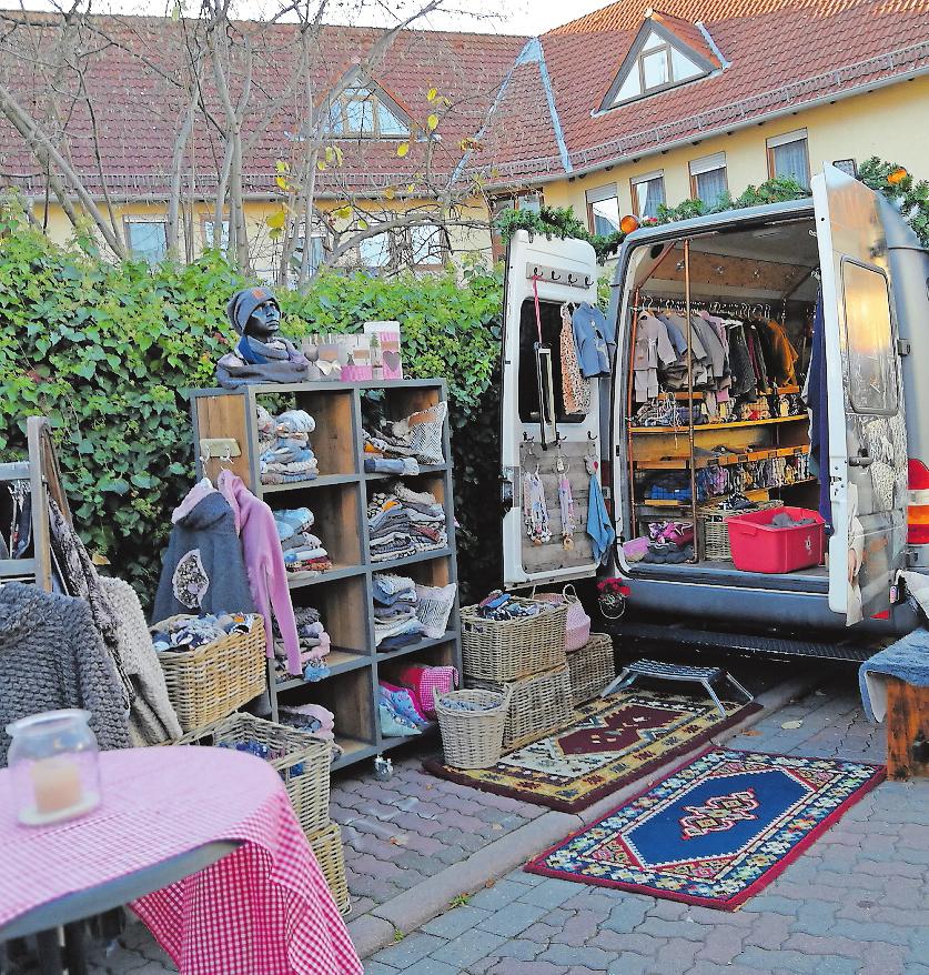 Auf dem „Kunst und Genuss“-Markt in Dannstadt gibt es nicht nur selbst genähte Kleidung: 53 Aussteller offerieren verschiedenes Kunsthandwerk sowie kulinarische Genüsse in der Kirchenstraße. FOTOS: HASTENTEUFEL/FREI Auf dem „Kunst und Genuss“-Markt in Dannstadt gibt es nicht nur selbst genähte Kleidung: 53 Aussteller offerieren verschiedenes Kunsthandwerk sowie kulinarische Genüsse in der Kirchenstraße. FOTOS: HASTENTEUFEL/FREI