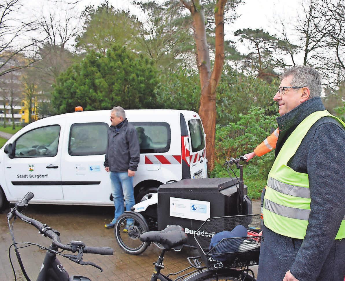 Im Februar hat die Stadt ein Lastenfahrrad und ein Pedelec für Mitarbeiter des Bauhofs und der Kläranlage angeschafft. Foto: Joachim Dege Im Februar hat die Stadt ein Lastenfahrrad und ein Pedelec für Mitarbeiter des Bauhofs und der Kläranlage angeschafft. Foto: Joachim Dege