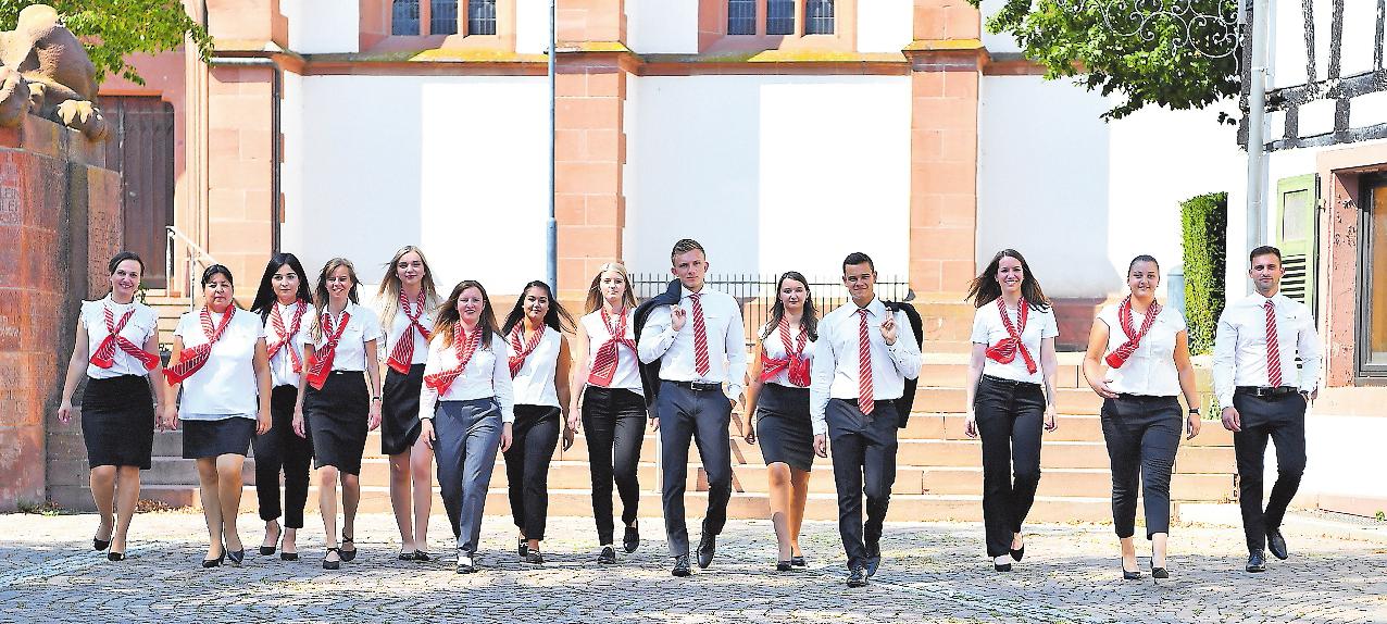Können sich nach Ausbildung und Studium vielfältig weiterbilden: die Sparkassen-Azubis. FOTO: FREI Können sich nach Ausbildung und Studium vielfältig weiterbilden: die Sparkassen-Azubis. FOTO: FREI