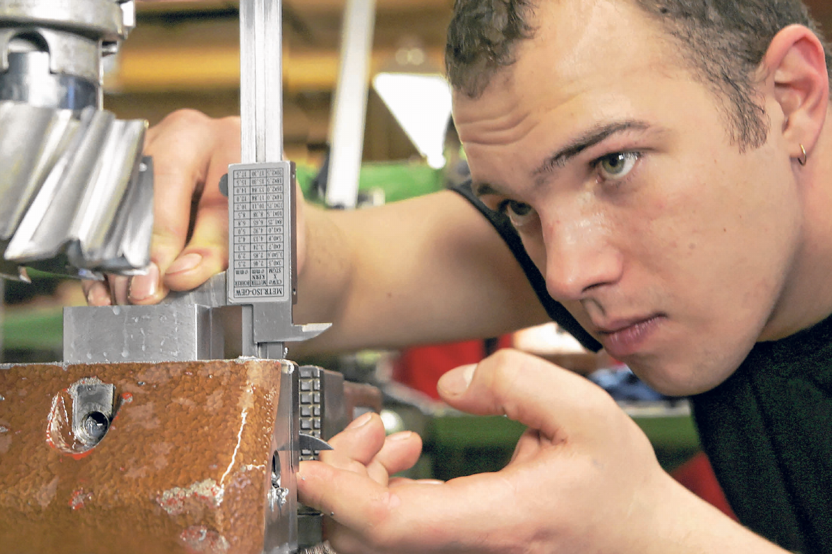 Beim Feinwerkmechaniker sind ein gutes Auge und Präzision gefragt. FOTO: HANDWERKSKAMMER ULM Beim Feinwerkmechaniker sind ein gutes Auge und Präzision gefragt. FOTO: HANDWERKSKAMMER ULM
