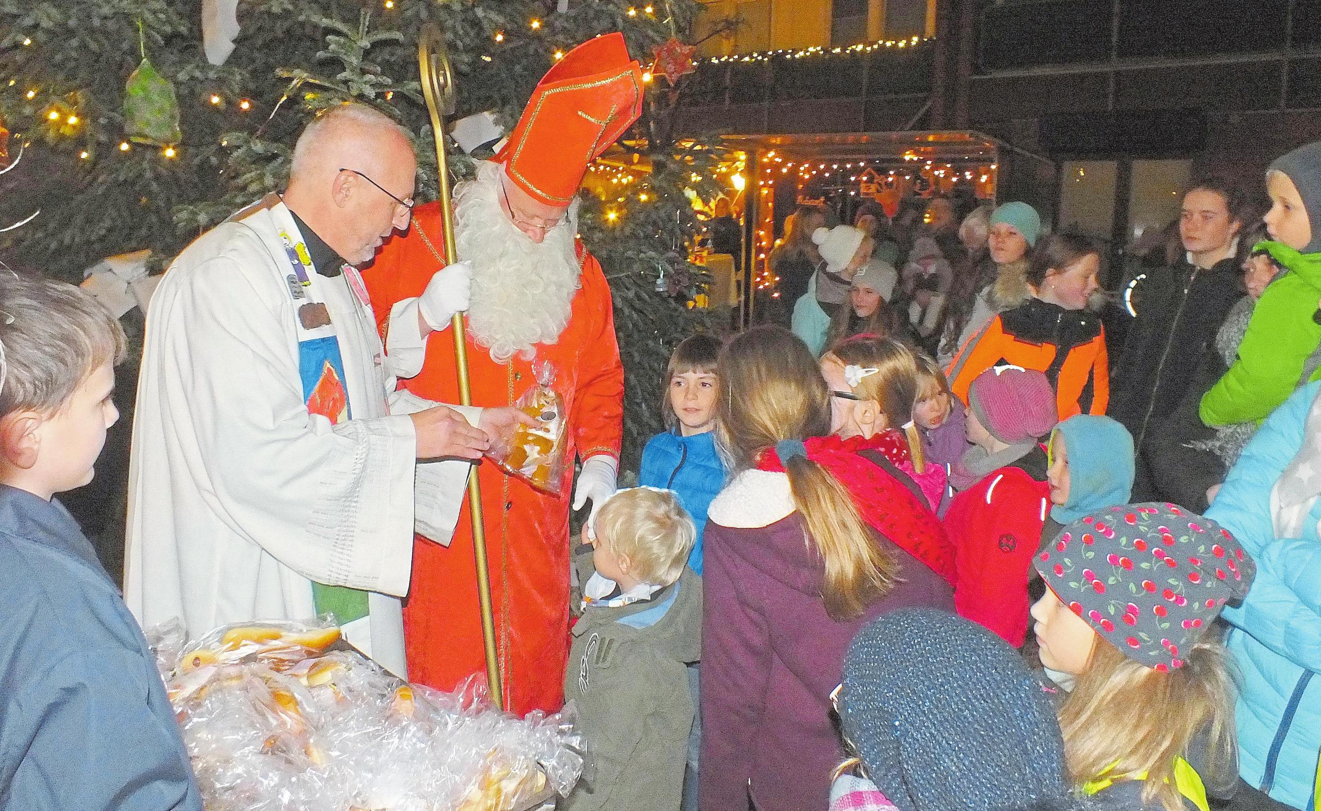 Der Heilige Mann lässt Kinderaugen leuchten. Natürlich stattet der Nikolaus Havixbeck seinen Besuch ab. Foto: Helmut Brandes Der Heilige Mann lässt Kinderaugen leuchten. Natürlich stattet der Nikolaus Havixbeck seinen Besuch ab. Foto: Helmut Brandes