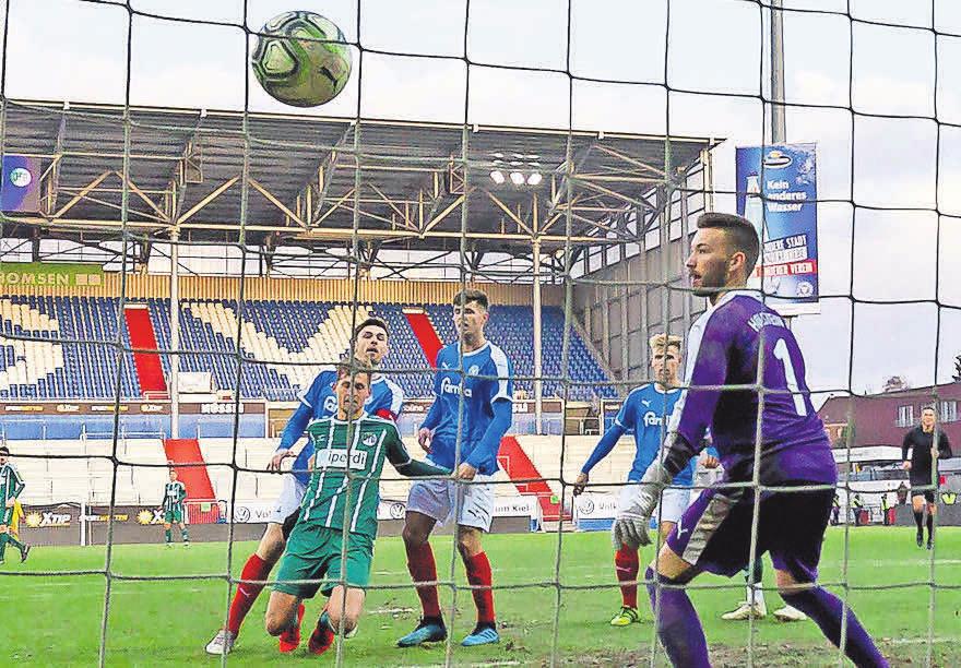 Nicolas Hebisch (Lübeck) trifft gegen Holstein Kiel II. Nicolas Hebisch (Lübeck) trifft gegen Holstein Kiel II.