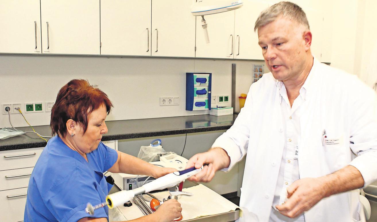 Der Chefarzt für Chirurgie im DRK-Krankenhaus Teterow, Bert Burchett, zeigt einen Zirkular-Stapler zur Behandlung von Hämorrhoiden. Der Mediziner und Schwester Sibille Kostbade bereiten eine Untersuchung vor. FOTO: WERNER GESKE Der Chefarzt für Chirurgie im DRK-Krankenhaus Teterow, Bert Burchett, zeigt einen Zirkular-Stapler zur Behandlung von Hämorrhoiden. Der Mediziner und Schwester Sibille Kostbade bereiten eine Untersuchung vor. FOTO: WERNER GESKE