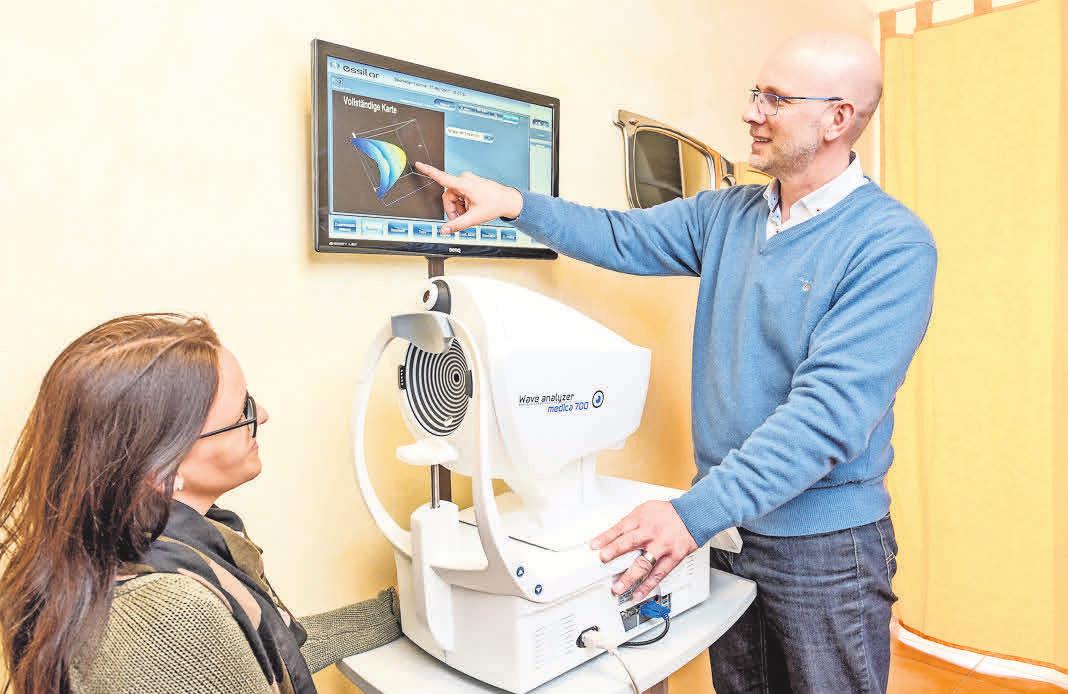 Mit dem hochexakten Wave Analyzers wird die optimale Sehstärke fürdie coole, neue Sonnenbrille ermittelt. Mit dem hochexakten Wave Analyzers wird die optimale Sehstärke fürdie coole, neue Sonnenbrille ermittelt.