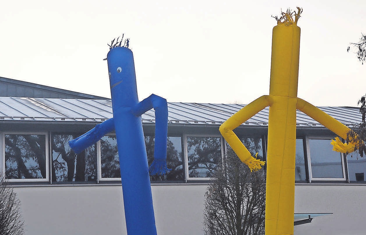 In den Farben der Stadt begrüßen zwei riesige Luftballons die Gäste. In den Farben der Stadt begrüßen zwei riesige Luftballons die Gäste.