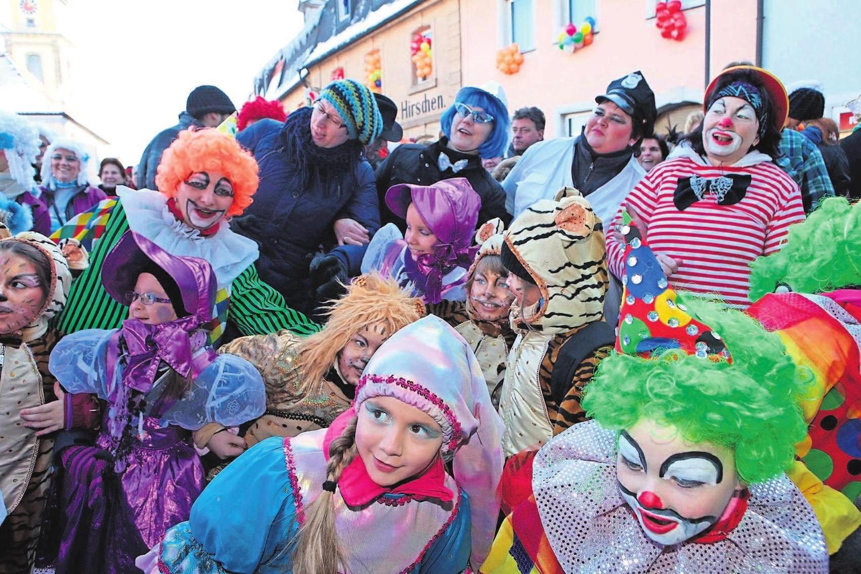 Kleine und große Narren feiern gemeinsam auf dem Marktplatz. Kleine und große Narren feiern gemeinsam auf dem Marktplatz.